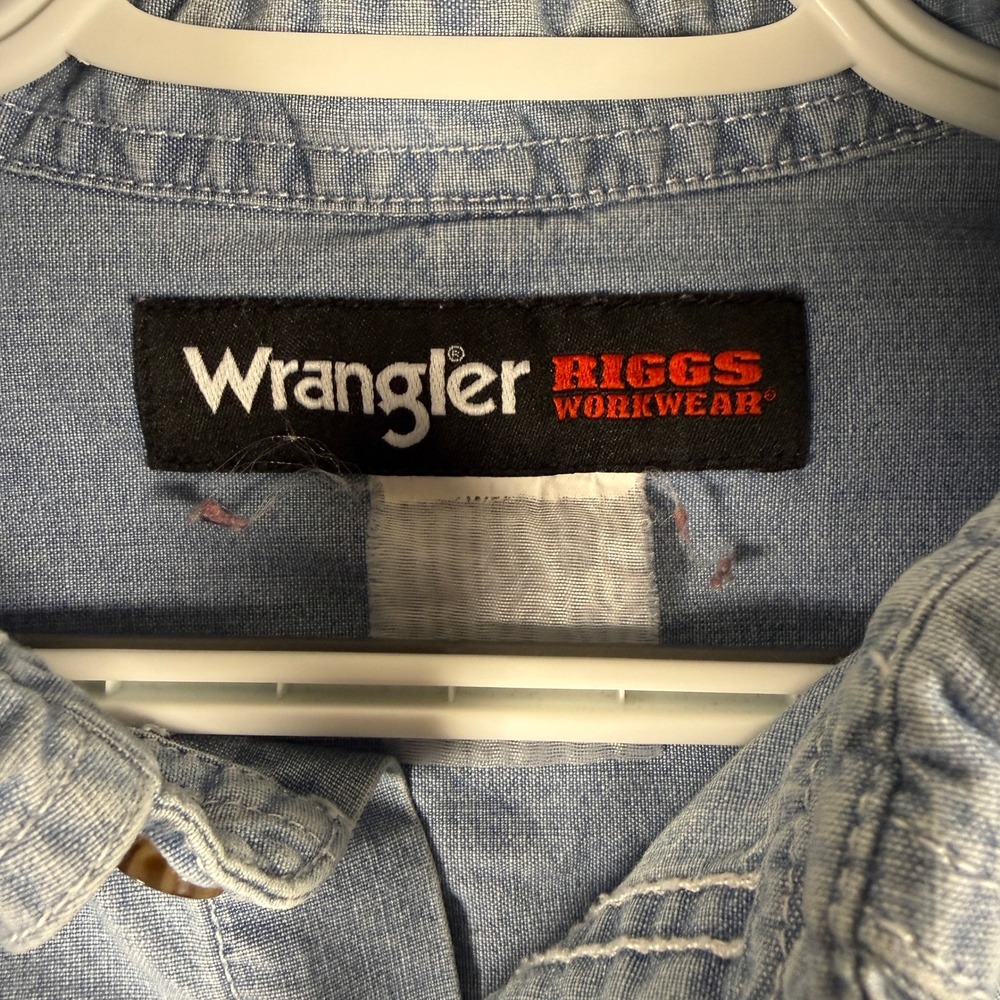 Wrangler Mens Shirt Riggs Workwear L Blue Denim 2-Pocket Distressed Short Sleeve - Picture 5 of 8